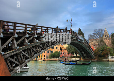 Gondola pasando bajo el Ponte dell'Accademia, el Gran Canal de Venecia, Véneto, Italia. Foto de stock