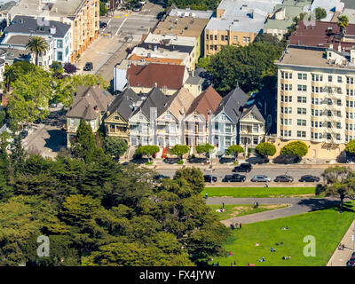 Vista aérea, pintado señoras Steiner Street, las casas victorianas, San Francisco Bay Area, Estados Unidos de América, California, EE.UU. Foto de stock