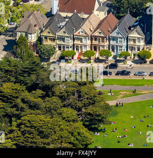 Vista aérea, pintado señoras Steiner Street, las casas victorianas, San Francisco Bay Area, Estados Unidos de América, California, EE.UU. Foto de stock