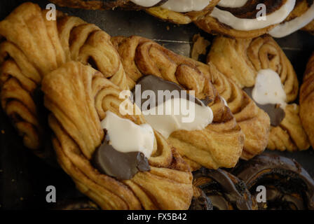 Copenhague/Dinamarca  11 de abril de 2016  Vsrious pastas danesas o pastel para venta en bakers Foto.Francis Joseph Dean/DeanP