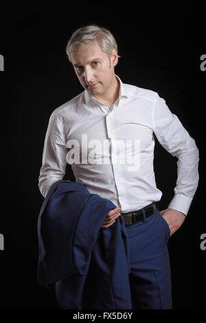 Altos Hombre con camisa azul y palo diciendo hola, agitando Altos Hombre con camisa azul y palo diciendo hola, agitando