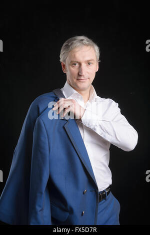Altos Hombre con camisa azul y palo diciendo hola, agitando Altos Hombre con camisa azul y palo diciendo hola, agitando