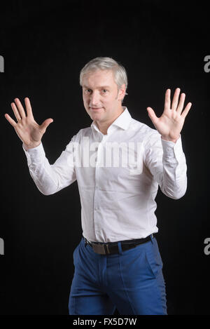 Altos Hombre con camisa azul y palo diciendo hola, agitando Altos Hombre con camisa azul y palo diciendo hola, agitando