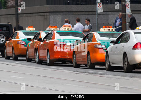 Beck taxi coches están alineadas en una calle en Toronto, Ontario, en julio. 29, 2015. Foto de stock
