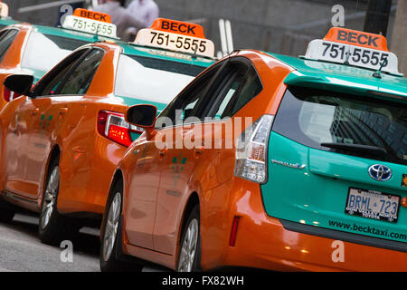 Beck taxi coches están alineadas en una calle en Toronto, Ontario, en julio. 29, 2015. Foto de stock