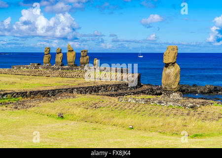 Ahu Tahai, Ahu Vai Uri y el Océano Pacífico, en el Tahat complejo arqueológico, Isla de Pascua, Chile Foto de stock