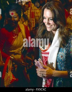 En Assam, la India. El 12 de abril de 2016. Kate Middleton, esposa del Príncipe Guillermo de Gran Bretaña, interactúa con asamés tradicional Diphlu Bihu bailarines en River Lodge en el Parque Nacional de Kaziranga, en el noreste del estado indio de Assam, 12 de abril de 2016. La pareja visitó el sitio del patrimonio mundial, que es el hogar de dos tercios de los indios del mundo uno de cuernos de rinocerontes durante su visita real en la India. Crédito: Xinhua/Alamy Live News Foto de stock