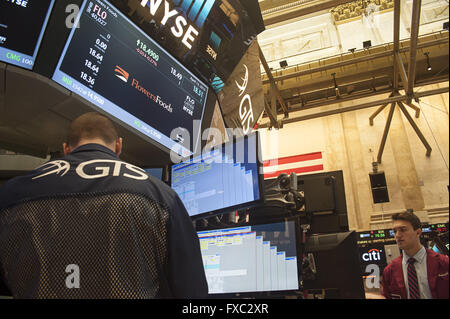 Nueva York, Estados Unidos. 13 abr, 2016. Los comerciantes trabajan en el piso de la Bolsa de Valores de Nueva York (NYSE) en Nueva York, EE.UU. © Anna Sergeeva/Zuma alambre/Alamy Live News Foto de stock