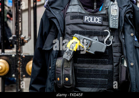 Un oficial de la policía británica sosteniendo un axón taser x2 eléctrico  realizado arma o pistola. La taser es emitido de forma rutinaria a las  fuerzas policiales de todo el reino unido