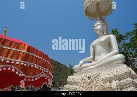 Estatua de Buda Wat Khoi Phetchaburi Tailandia Foto de stock