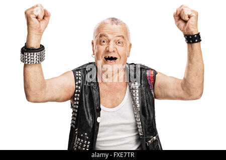 Foto de estudio de un rockero punk maduro encantado gesticulando felicidad con sus manos aislado sobre fondo blanco. Foto de stock