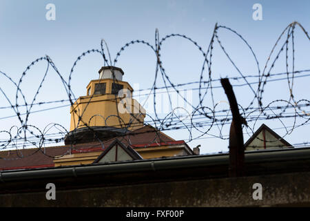 Custodiando la torre detrás de la valla de alambre estirado alrededor de los muros de la cárcel Foto de stock