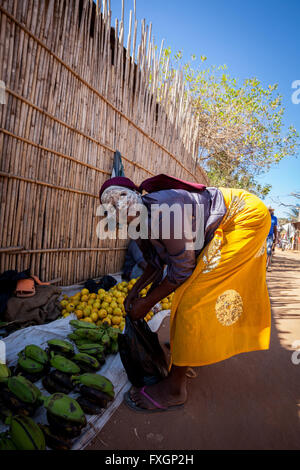 Mozambique, una mujer de color ropa tradicional está sentado fuera de la  casa con cara triste Fotografía de stock - Alamy