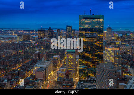 Vista aérea de la ciudad de Boston por la noche vista desde la Torre Prudential, Boston, Massachusetts, Estados Unidos Foto de stock