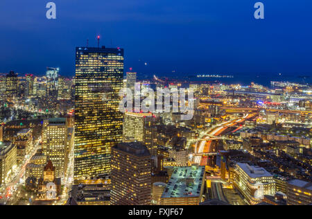 Vista aérea de la ciudad de Boston por la noche vista desde la Torre Prudential, Boston, Massachusetts, Estados Unidos Foto de stock