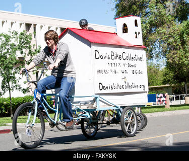 En Davis, California, EE.UU. el 16 de abril de 2016. Davis' bicicleta colectivos en la UC Davis' del desfile del día de picnic. Crédito: Alessandra RC /Alamy Live News Foto de stock