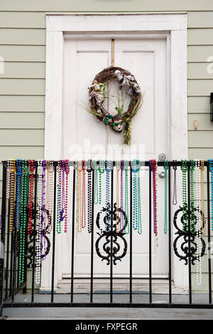 Guirnalda festiva y mardi gras beads en la entrada a casa Foto de stock