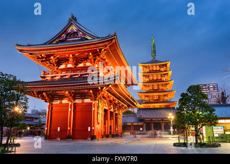 Asakusa, Tokio a puerta Hozomon del templo Sensoji y cinco pagoda. Foto de stock