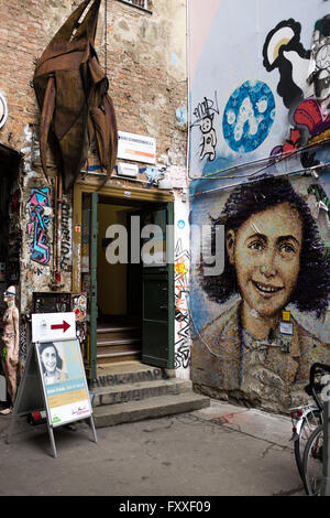 Berlín, 15 de abril: la entrada a la casa de Anne Frank Anne Frank Zentrum (centro) en la Haus Schwarzenberg en Berlín el 15 de abril de 2016.