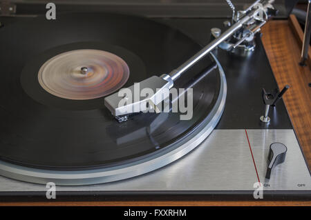 Tocadiscos Vintage Con Vinilo Rojo Aislado Sobre Fondo Blanco. Fotos,  retratos, imágenes y fotografía de archivo libres de derecho. Image  172589597