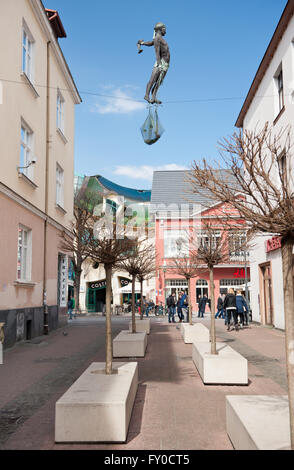 Cuerda floja pescador en Sopot, escultura de un andador el equilibrio sobre la cuerda entre dos edificios exteriores. Polonia, Europa Foto de stock