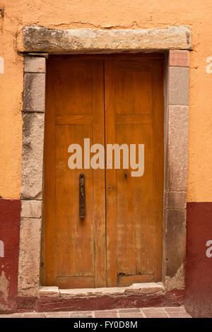 A la entrada de la puerta de madera colonial antigua casa en Guanajuato, México Foto de stock