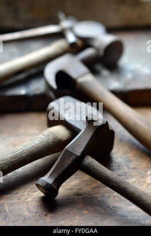 Montón de vintage martillos en el hangar Foto de stock