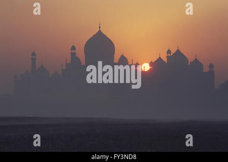 Taj Mahal al amanecer.