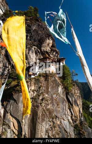 Ver a través de la oración banderas a Tiger's Nest (Monasterio de Taktshang), encaramado sobre un acantilado cerca de Paro, Bhután