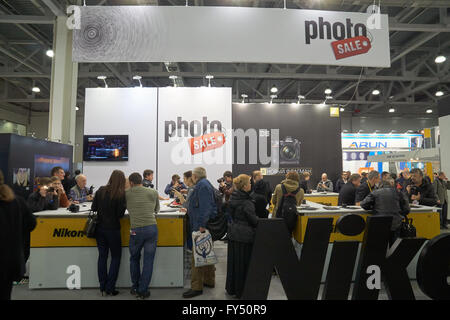 Crocus Expo de Moscú, Moscú, Rusia - Abril 15, 2016: Los visitantes tratando las cámaras Nikon en Nikon empresa distribuidora Venta de Fotos. Foto de stock