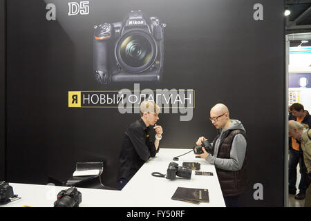 Crocus Expo de Moscú, Moscú, Rusia - Abril 15, 2016: Los visitantes tratando las cámaras Nikon en Nikon empresa distribuidora Venta de Fotos. Foto de stock
