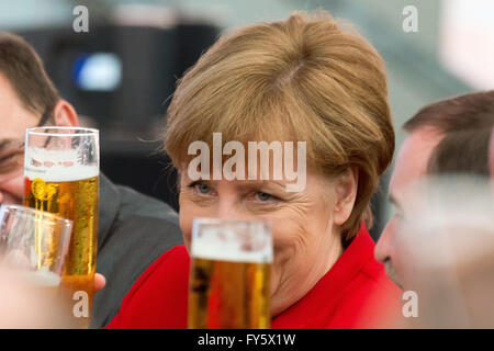 Ingolstadt Alemania 22 Abr 16 La Canciller Alemana Angela Merkel Bebe Cerveza Que Participa En Una