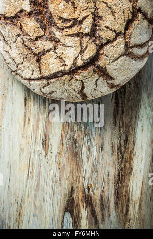 Pan pan casero artesanal, desde arriba en la tabla de madera
