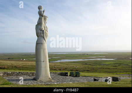 La estatua de "Nuestra Señora de las islas" de Hew Lorimer en el lado de Rueval en South Uist, Hébridas Exteriores, Escocia