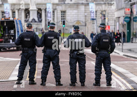 Cuatro policías PSNI obturar Donegal lugar en Belfast antes de un desfile, la prevención de personas y vehículos de paso Foto de stock