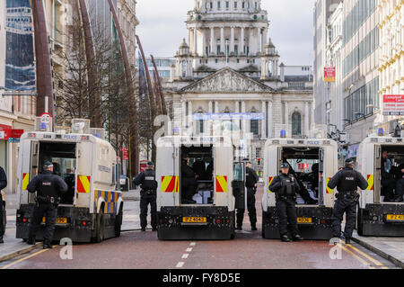 Un número de oficiales de policía con PSNI Landrovers blindados bloquean Donegal lugar en Belfast antes de un desfile, evitando Foto de stock