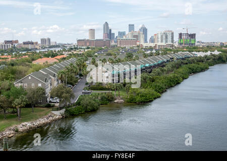 Las casas construidas a lo largo de Seddon canal en la Bahía de Tampa, Florida Tampa Skyline en la distancia Las casas construidas a lo largo de Seddon canal en la Bahía de Tampa, Florida Tampa Skyline en la distancia