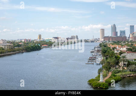 Las casas construidas a lo largo de Seddon canal en la Bahía de Tampa, Florida Tampa Skyline en la distancia