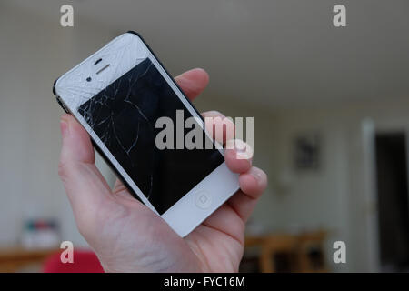 IPhone 4S dañados agrietado Foto de stock