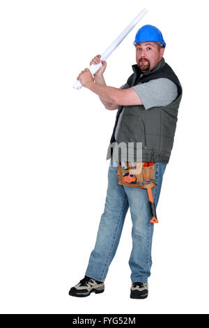 Trabajador de la construcción teniendo como objetivo con algunos planes