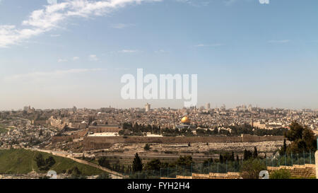 El Monte del Templo, en Jerusalén, vista desde el Monte de los Olivos al este. Izquierda y Derecha Al-Aqsa la cúpula dorada de la roca. Foto de stock