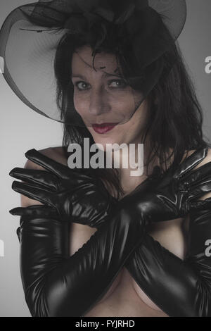 mujer misteriosa con velo negro 16574678 Foto de stock en Vecteezy