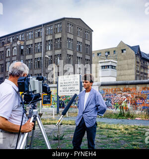 Agosto de 1986, TV entrevista de un ex soldado oriental, el muro de Berlín, Berlín oriental graffitis atalaya, Zimmerstrasse street, en el oeste de Berlín, Alemania, Europa Foto de stock