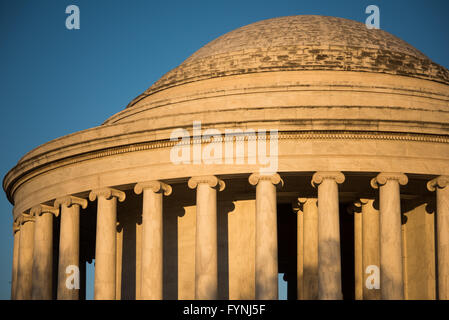 WASHINGTON DC, EE.UU. - El lado oriental del Jefferson Memorial está bañado en luz dorada, justo después del amanecer.