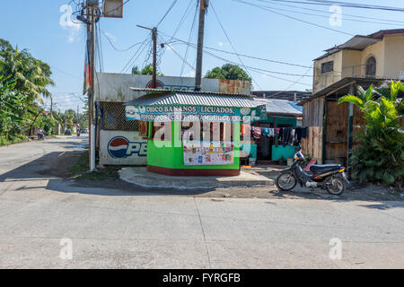 Saque el kiosco del vendedor en la calle de Santo Tomás de Castilla, Guatemala vender pollo frito