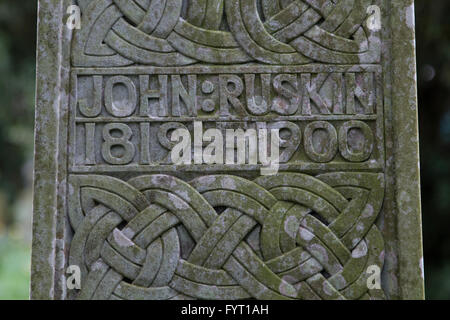 Tumba del crítico de arte John Ruskin en Coniston Camposanto, Lake District / Cumbria Foto de stock