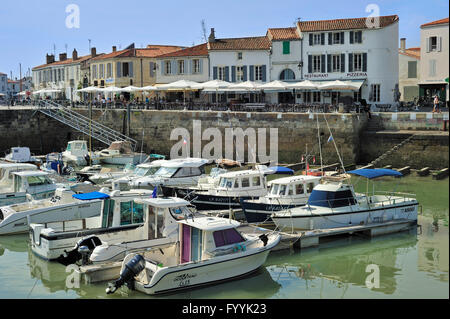 Embarcaciones de recreo y restaurantes en el puerto de Saint-Martin-de-Ré, en la isla de Ile de Ré, Charente-Maritime, Francia Foto de stock