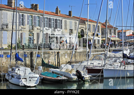 Los barcos de vela en el puerto de Saint-Martin-de-Ré, en la isla de Ile de Ré, Charente-Maritime, Francia Foto de stock