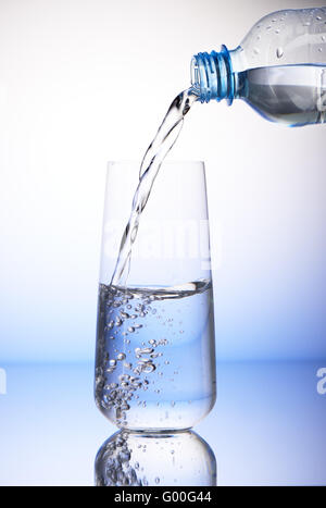 Botella de plástico lleno de agua potable pura aislado en el fondo blanco (1 ,5 litros Fotografía de stock - Alamy