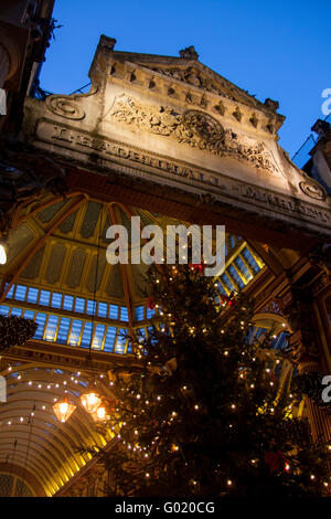 La entrada en el mercado Leadenhall con árbol de Navidad en la noche de la ciudad de Londres Inglaterra